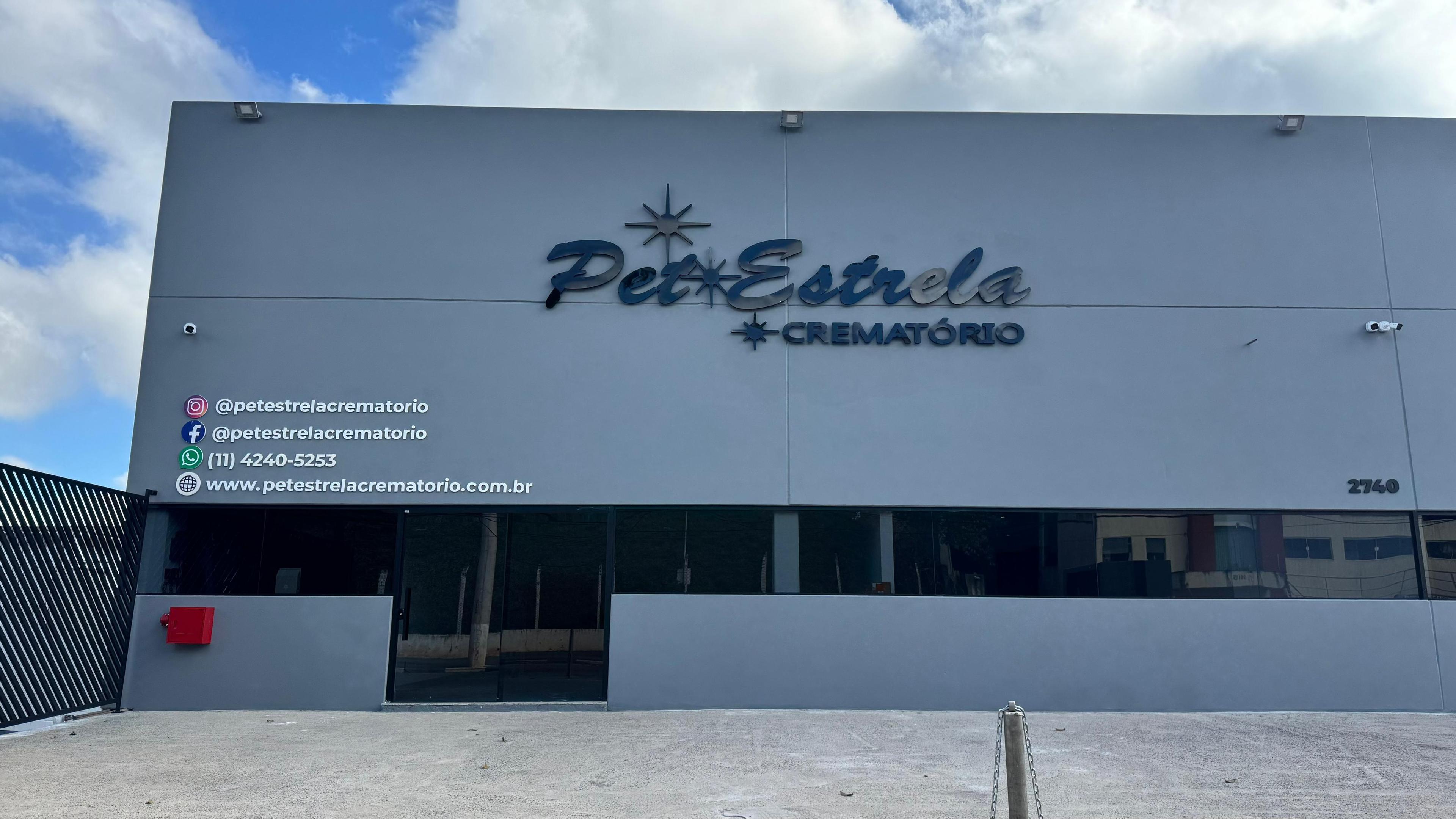 Mulher abraçando um cão